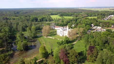 Disparo-De-Drones-En-órbita-Del-Histórico-Castillo-De-Dobra-Rodeado-Por-Un-Exuberante-Parque-Natural-En-Dobra--polonia-En-Un-Día-Soleado