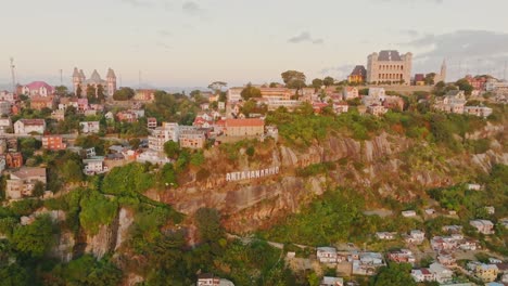 Rova---Königinnenpalast-Mit-&quot;Antananarivo&quot;-Schild-In-Madagaskar-Im-Sonnenuntergang