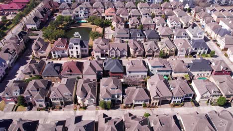 Vista-Aérea-De-La-Comunidad-Residencial-De-Lujo-Estadounidense-En-Un-Día-Soleado,-Hermann-Park-Houston,-EE.UU.