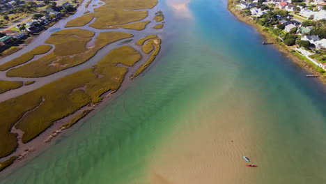 Vista-Aérea-Inclinada-Sobre-El-Idílico-Estuario-Del-Río-Goukou-Con-Agua-Clara,-Stilbaai