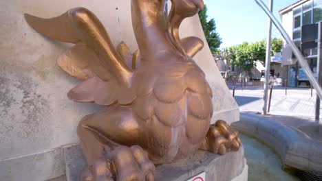 Langsame-Einspielung-Des-Golden-Angel-Fountain-In-Carpentras