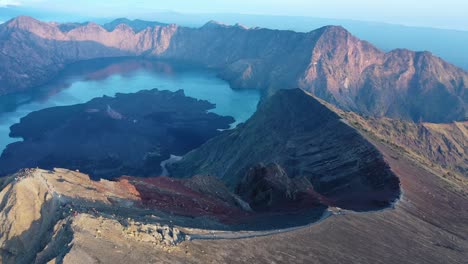Mount-Rinjani-Bei-Wunderschönem-Sonnenaufgang,-Der-Zweithöchste-Vulkan-Indonesiens