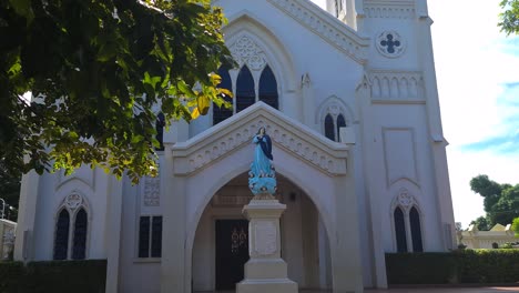Weiße-Katholische-Kirche-Und-Statue-Der-Jungfrau-Maria