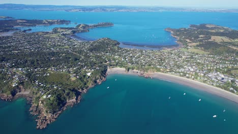 Oneroa-Beach-Mit-Türkisfarbener-Meereslandschaft-In-Auckland,-Neuseeland-–-Luftaufnahme-Per-Drohne