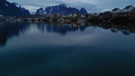 Dolly-Out---Reine-Village-Desde-El-Agua