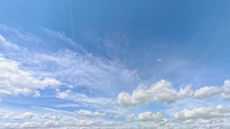 Timelapse-De-Nubes-Rodando-En-El-Cielo-Azul-Con-El-Paso-De-Un-Avión-A-Reacción