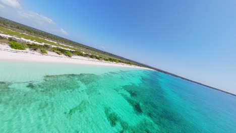 Agua-Cristalina-Del-Océano-De-Bahía-De-Las-Águilas-En-República-Dominicana.