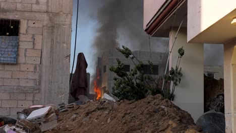 Massiver-Brand-Nach-Raketenangriff,-Israelisches-Militär-Bombardiert-Gebäude-Von-Bewohnern-Im-Gazastreifen