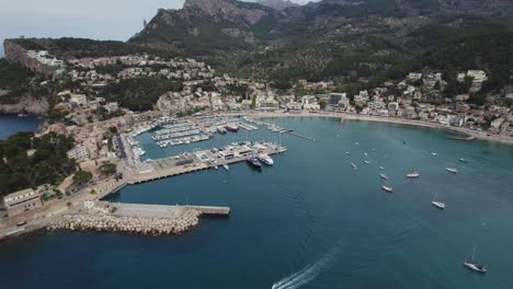 Toma-Aérea-De-Port-Soller-En-Mallorca,-España.