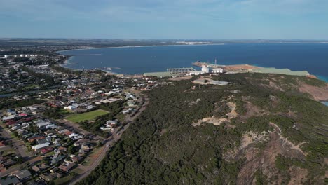 Erhöhter-Panoramablick-Auf-Die-Küstenstadt-Esperance-In-Westaustralien