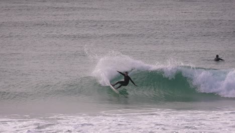 Zeitlupe-Eines-Surfers-Auf-Einer-Mittelgroßen-Welle,-Duranbah-Beach,-Südliche-Goldküste