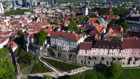 Oficina-Gubernamental-De-Estonia-En-Tallin-Cinemático-Estableciendo-Toma-Aérea