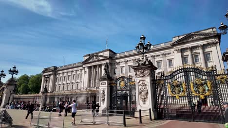 People-Walking-Past-Buckingham-Palace-in-London,-United-Kingdom---Static-Shot