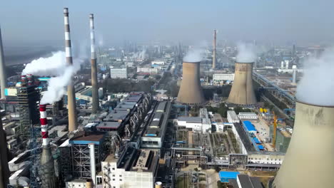 Fábrica-De-Energía-Con-Estructura-Y-Grúas-Torre-En-El-área-De-Producción-Industrial.