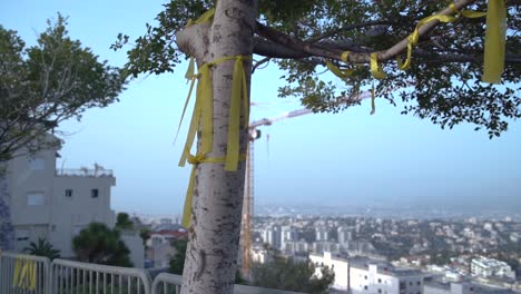 Vista-De-La-Ciudad-De-Haifa-Con-Muestra-De-Solidaridad-Con-Las-Familias-De-Los-Rehenes-Secuestrados-En-Gaza,-Cintas-Amarillas.