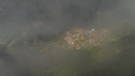 Nonnentaldorf-Im-Abgelegenen-Grünen-Bergtal-Von-Madeira-Mit-Nebel