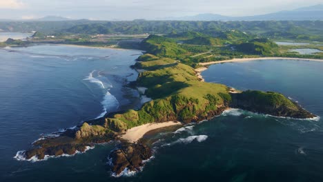 Una-Isla-Del-Tesoro-Escondido-Con-Impresionantes-Acantilados-Junto-Al-Mar-Y-El-Impresionante-Telón-De-Fondo-De-Volcanes-En-El-Pueblo-De-Mandalika,-Oeste-De-Nusa-Tenggara,-Isla-De-Lombok