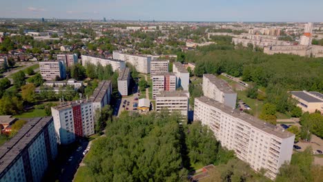 Paisaje-Urbano-De-Riga-Con-Bloques-De-Apartamentos-Del-Gueto-Suburbio-Soviético-De-Plavnieki