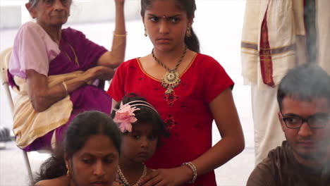 Las-Niñas-Observan-El-Ritual-Hindú-En-El-Festival-Ganesh.