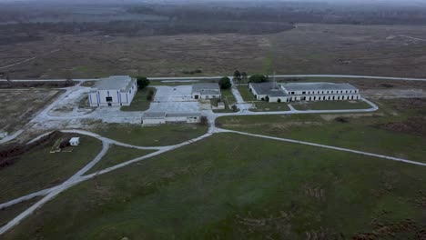 Vista-Aérea-De-La-Base-Militar-Abandonada-Y-La-Sede-De-La-Estación-De-Radio-Voice-Of-America-En-Grecia