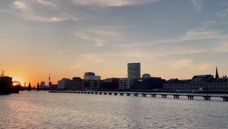 Berliner-Stadtbild-An-Der-Spree-Mit-Blick-Auf-Die-Skyline-Und-Den-Fernsehturm-Bei-Sonnenuntergang