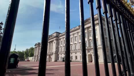 A-Closer-Look-at-Buckingham-Palace-From-the-Gates-in-London,-United-Kingdom---Close-Up