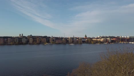 Toma-Estática-Sobre-Estocolmo-Con-El-Mar-En-Primer-Plano.