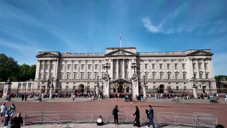 Palacio-De-Buckingham-En-Un-Día-Soleado-Por-La-Mañana-Con-Pocos-Turistas