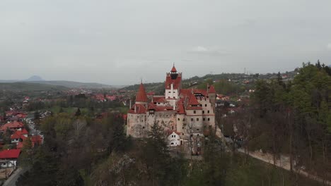 Panorámica-Aérea-De-La-Arquitectura-Histórica-De-La-Ciudadela-De-Drácula,-Ciudad-Rural-Rumana.