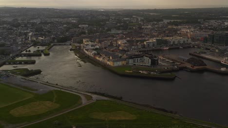 Amplia-Panorámica:-Paisaje-Urbano-De-Galway-Con-Corrib,-Claddagh,-Centro-De-La-Ciudad