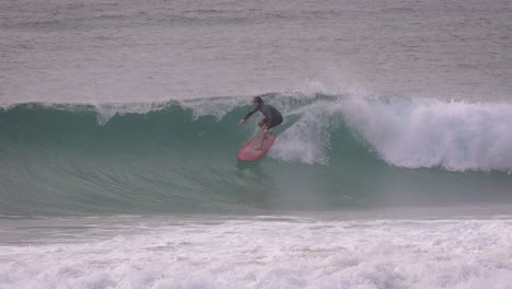 Cámara-Lenta-De-Un-Surfista-En-Una-Ola-De-Tamaño-Mediano,-Playa-Duranbah,-Costa-Dorada-Del-Sur