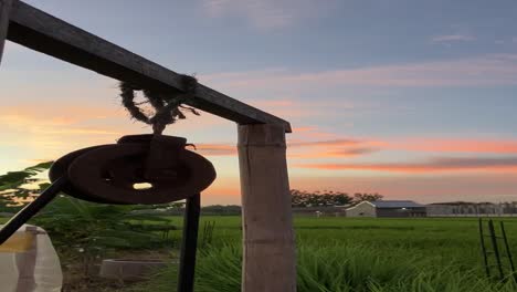 Vídeo-Vertical-De-La-Puesta-De-Sol-En-Las-Tierras-Agrícolas-De-Un-País-Tropical