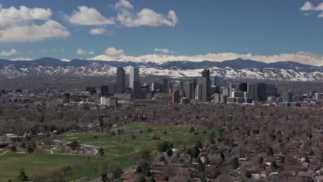 Ciudad-Parque-Pabellón-Campo-De-Golf-Centro-Denver-Colorado-Antena-Zumbido-Ferril-Lago-Barrio-Primavera-Monte-Cielo-Azul-Evans-Rango-Frontal-Montañas-Rocosas-Estribaciones-Rascacielos-Durante-El-Día-Soleado-Movimiento-Ascendente