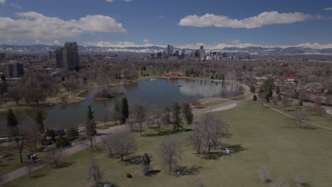 Stadtpark-Golf-Innenstadt-Denver-Zoo-Colorado-Spring-Mount-Blauer-Himmel-Evans-Luftdrohne-Usa-Front-Range-Rocky-Mountains-Vorgebirge-Wolkenkratzer-Gegend-Ferril-See-Tagsüber-Sonnig-Wolken-Kreis-Rechts