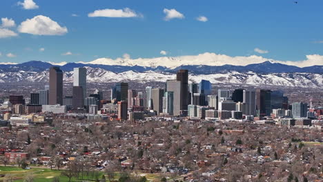 Stadt-Waschpark-Innenstadt-Denver-Colorado-Spring-Mount-Blauer-Himmel-Evans-Luftdrohne-USA-Front-Range-Rocky-Mountains-Vorgebirge-Wolkenkratzer-Nachbarschaft-Ferril-Lake-Tagsüber-Sonnig-Wolken-Rückwärtsbewegung