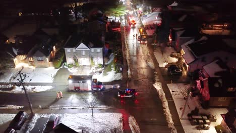 Vista-Aérea-Nocturna-De-La-Respuesta-De-Emergencia-A-Un-Incendio-Escolar-En-La-Nevada-Montreal,-Québec.