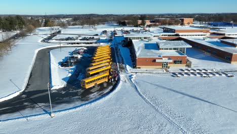 Gelbe-Schulbusse-An-Einer-Amerikanischen-Schule-Während-Eines-Schneetages