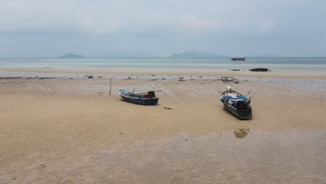 Luftaufnahme-Von-Fischerbooten-Am-Sandstrand-Von-Ao-Tan-In-Koh-Mak