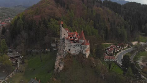 Historisches-Wahrzeichen-Der-Bergburg-Bran,-Drohnenflug-über-Die-Festung-Transsilvanien