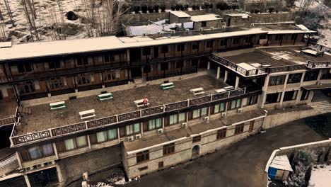 Vista-Aérea-Del-Edificio-Remoto-Del-Hotel-En-Karimabad,-Capital-Del-Distrito-De-Hunza-En-Pakistán