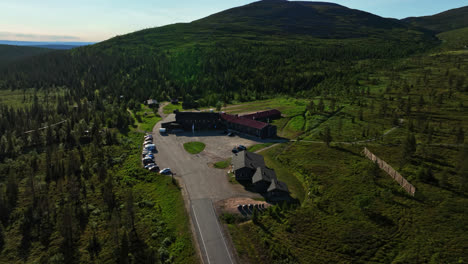 Luftaufnahme-Des-Lappland-Hotel-Pallas,-Sonniger-Sommertag-In-Finnland