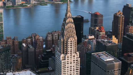 Luftaufnahme-Um-Das-Chrysler-Building,-Goldene-Stunde-In-Manhattan,-New-York