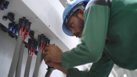 Ingeniero-Revisando-Cables-En-El-Almacén-De-La-Fábrica.