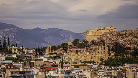 Timelapse-De-Turistas-Que-Visitan-El-Monumento-Del-Partenón,-En-La-Nublada-Atenas,-Grecia