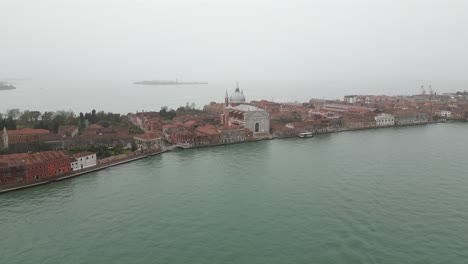 Venedig-Italien-Filmische-Aussicht-Entlang-Des-Wassers-An-Einem-Nebligen-Tag