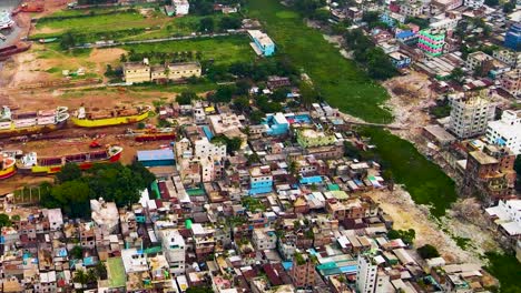 Vista-De-La-Zona-De-Barrios-Marginales-En-La-Zona-Urbana-De-Dhakain,-Bangladesh,-Asia