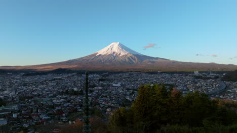 Monte-Fuji-Cubierto-De-Nieve-Visto-Desde-El-Parque-Arakurayama-Sengen