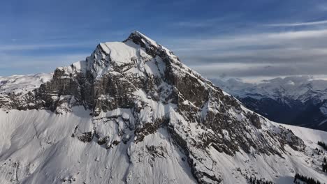 Impresionante-Imagen-Aérea-De-La-Cumbre-De-Una-Montaña-En-La-Cordillera-Churfirsten,-Situada-En-La-Región-De-Glaris-Nord,-Cantón-De-San