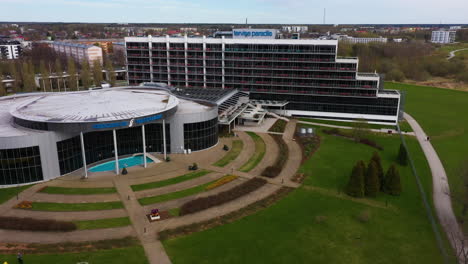 Plataforma-Rodante-Vista-Aérea-Del-Hotel-Y-Parque-Acuático-Tervise-Paradiis-En-Pärnu-En-Un-Día-Nublado