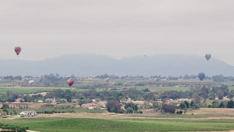 Temecula-Ballon--Und-Weinfest-Sechs-Heißluftballons-Drohnenbewegung-Von-Rechts-Nach-Links